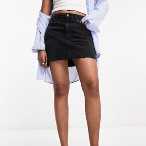 TOPSHOP denim mini skirt in black with raw hem, SIZE 8